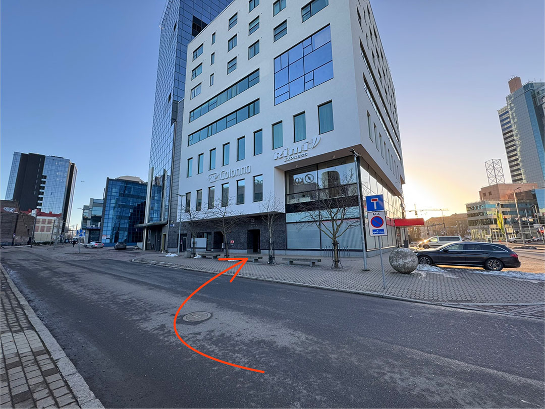 Entrance near tram tracks, left of Rimi
